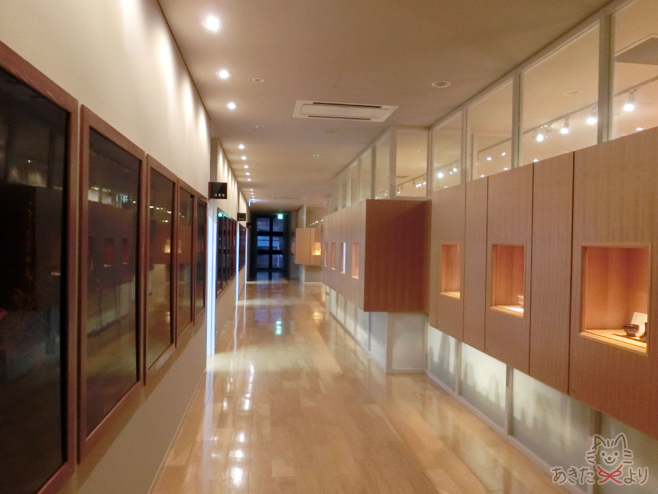 「うるしの世界」の横の廊下にも展示があり、横には体験室がある。