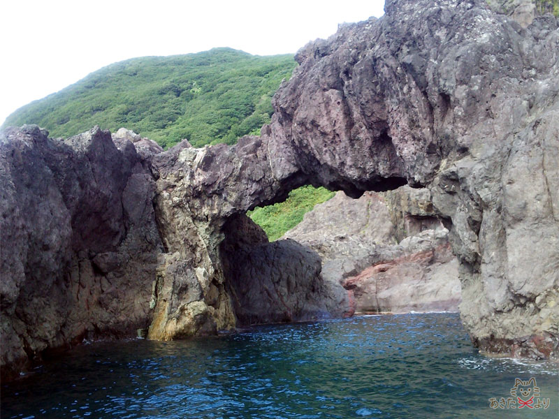 海の上で岩とアーチを描いている『大桟橋(だいさんきょう)』
