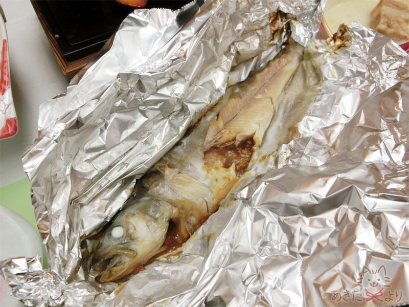 お腹にクルミ味噌が詰められている岩魚のホイル焼き