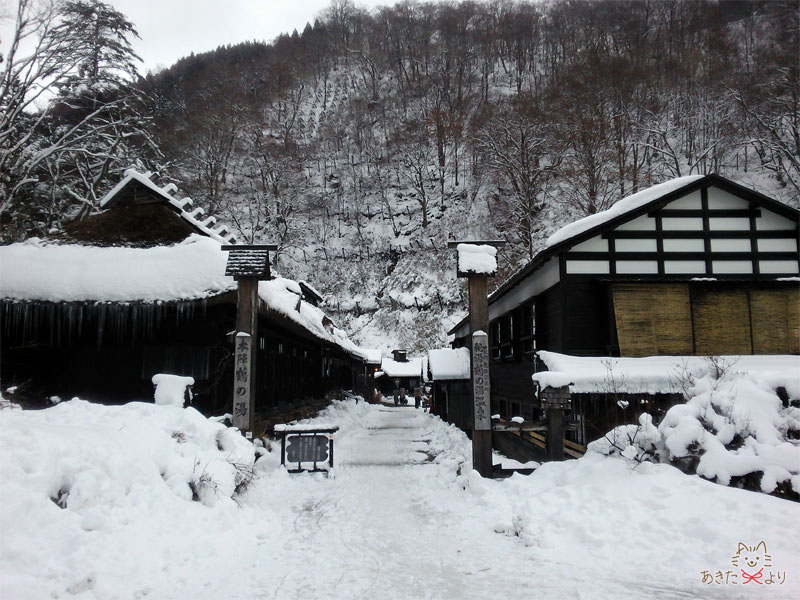 雪が積もった乳頭温泉郷『鶴の湯』の入り口